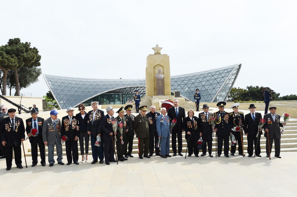 Veteranların söhbəti prezidenti güldürdü -  FOTOLAR