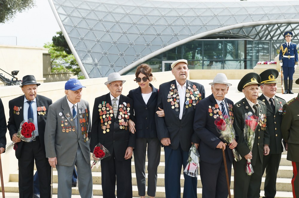 Veteranların söhbəti prezidenti güldürdü -  FOTOLAR