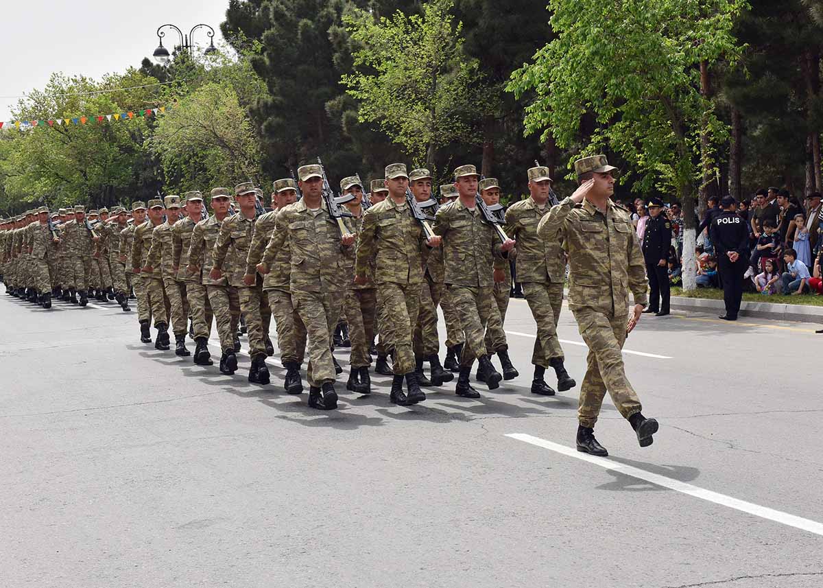 Sumqayıtda möhtəşəm   hərbi parad - FOTOLAR