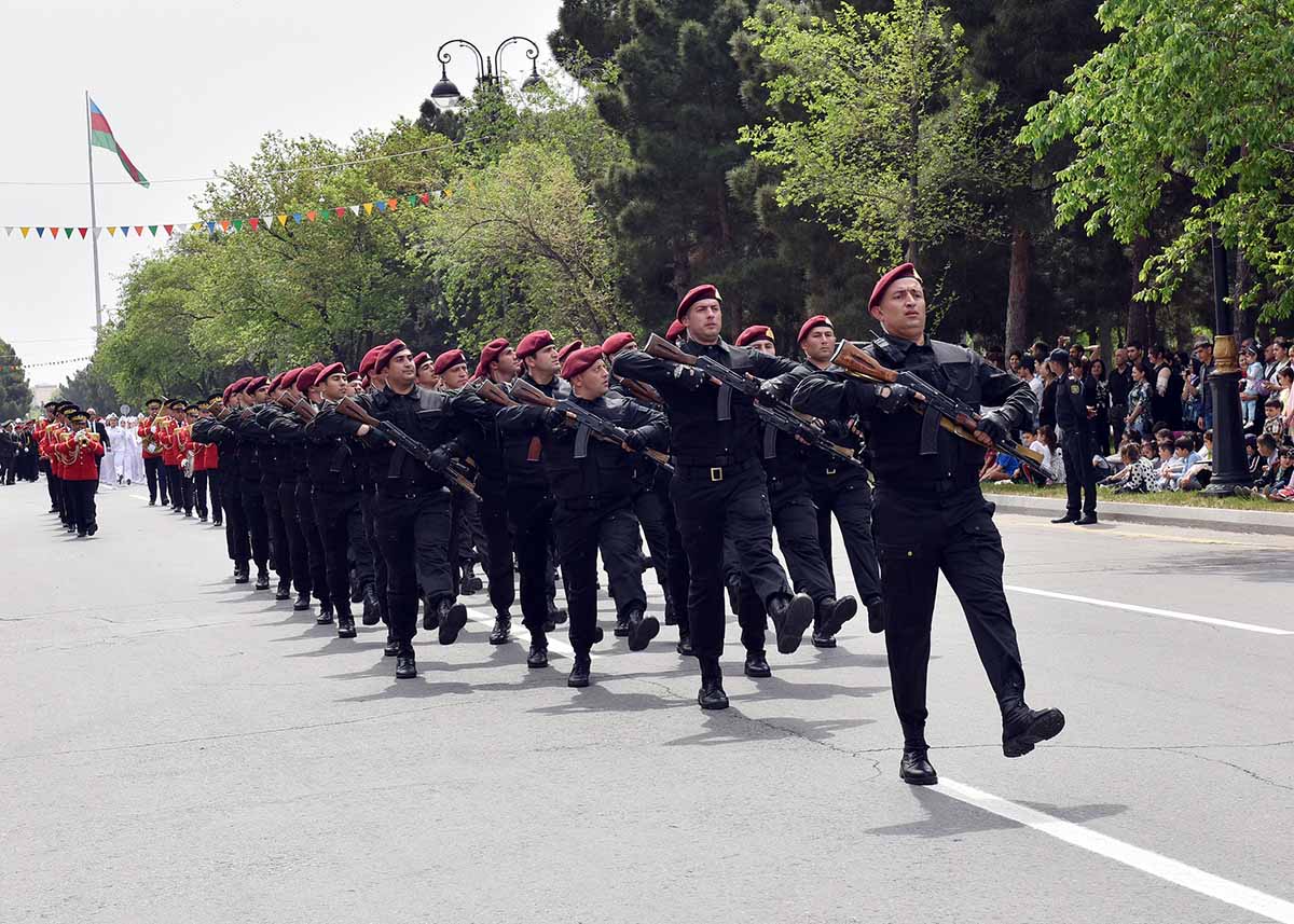 Sumqayıtda möhtəşəm   hərbi parad - FOTOLAR