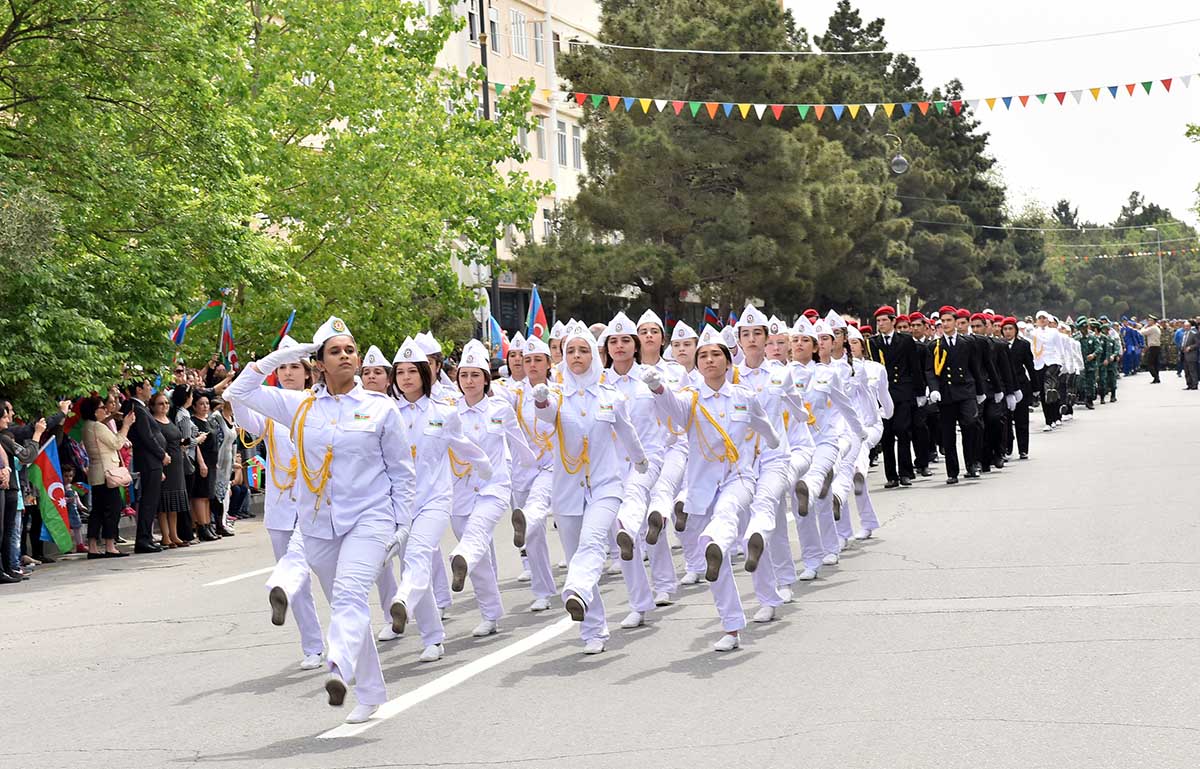 Sumqayıtda möhtəşəm   hərbi parad - FOTOLAR