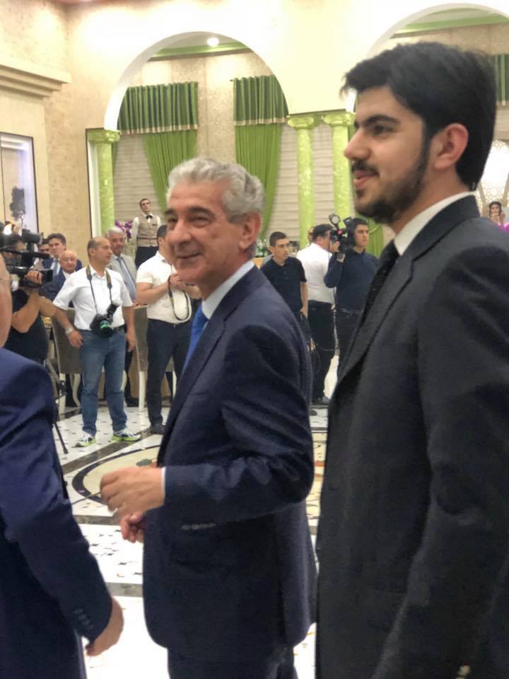 Əli Əhmədov kimsəsiz gənclərə mənzil bağışladı    - FOTOLAR