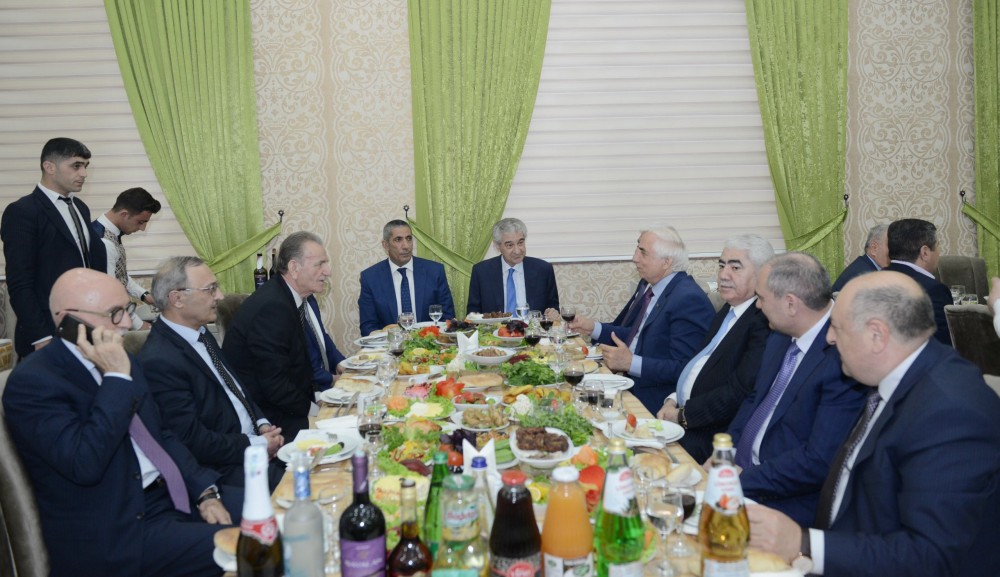 Əli Əhmədov kimsəsiz gənclərə mənzil bağışladı    - FOTOLAR