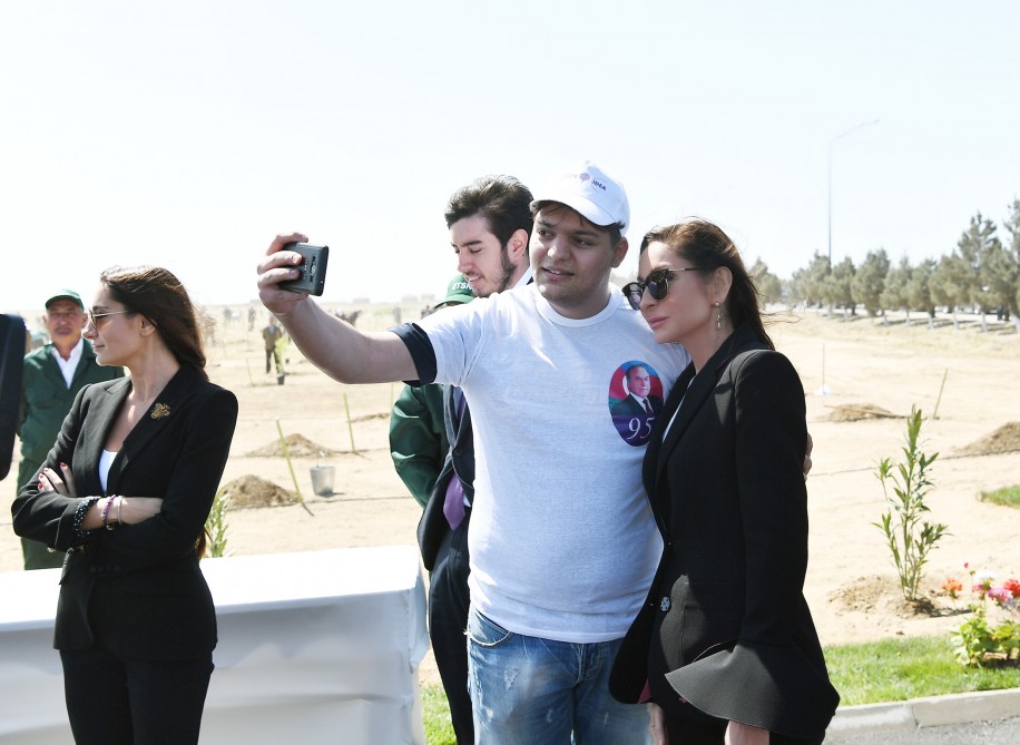 Prezident və birinci xanım gənclərlə belə selfi çəkdirdi   - FOTOLAR