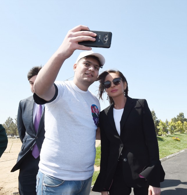 Prezident və birinci xanım gənclərlə belə selfi çəkdirdi   - FOTOLAR