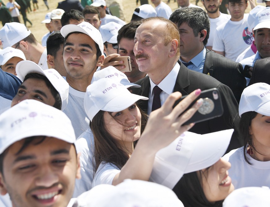 Prezident və birinci xanım gənclərlə belə selfi çəkdirdi   - FOTOLAR