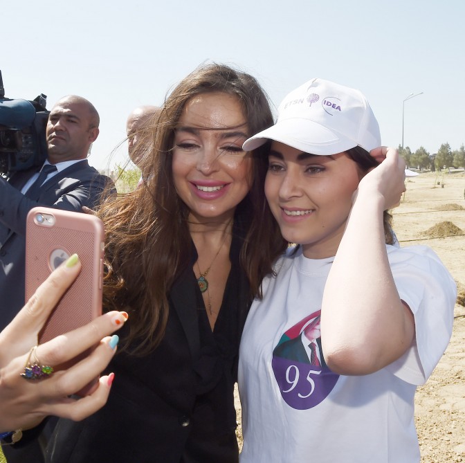 Prezident və birinci xanım gənclərlə belə selfi çəkdirdi   - FOTOLAR