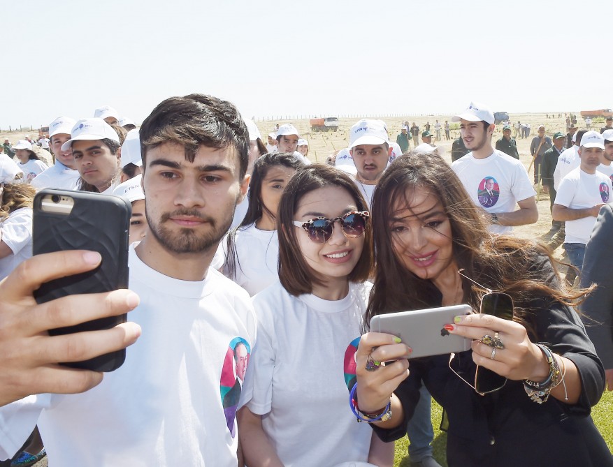 Prezident və birinci xanım gənclərlə belə selfi çəkdirdi   - FOTOLAR