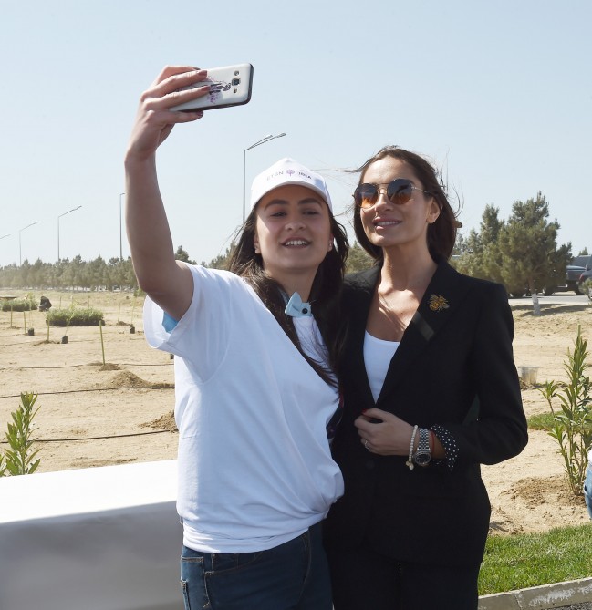 Prezident və birinci xanım gənclərlə belə selfi çəkdirdi   - FOTOLAR