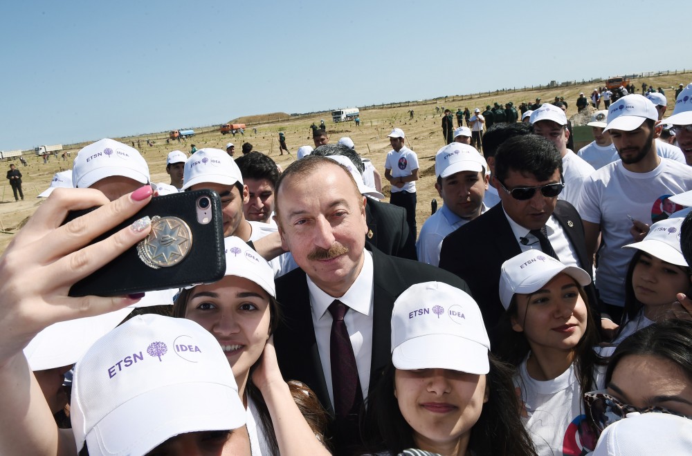 Prezident və birinci xanım gənclərlə belə selfi çəkdirdi   - FOTOLAR