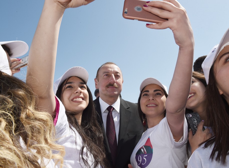 Prezident və birinci xanım gənclərlə belə selfi çəkdirdi   - FOTOLAR