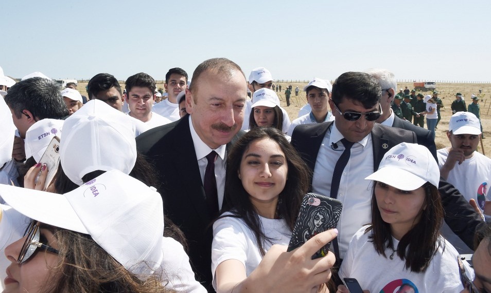 Prezident və birinci xanım gənclərlə belə selfi çəkdirdi   - FOTOLAR