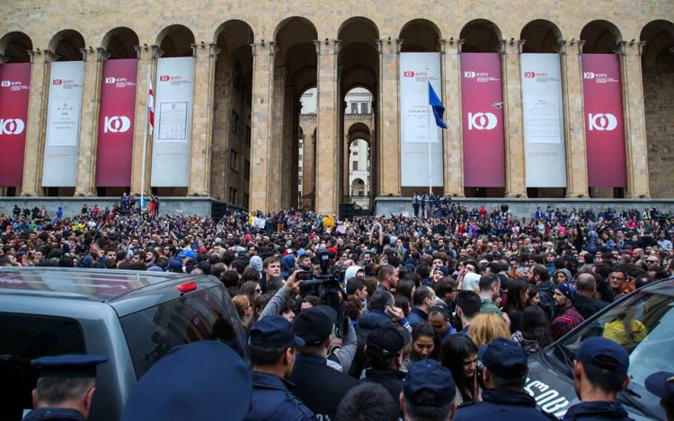 Tbilisidə parlament binasının qarşısında ETİRAZ:  Baş nazirə tələb irəli sürüldü- FOTO