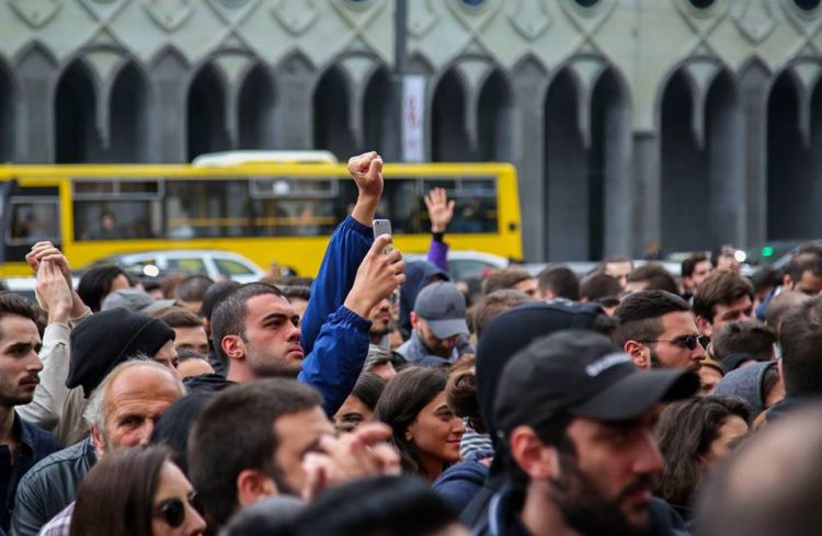 Tbilisidə parlament binasının qarşısında ETİRAZ:  Baş nazirə tələb irəli sürüldü- FOTO