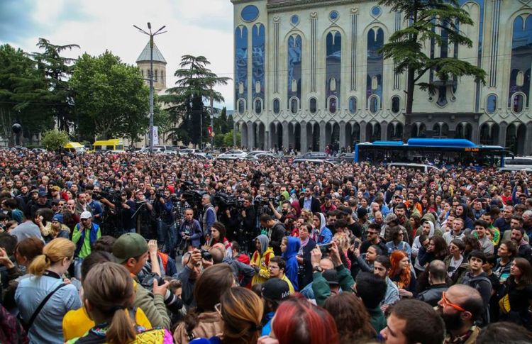 Tbilisidə parlament binasının qarşısında ETİRAZ:  Baş nazirə tələb irəli sürüldü- FOTO