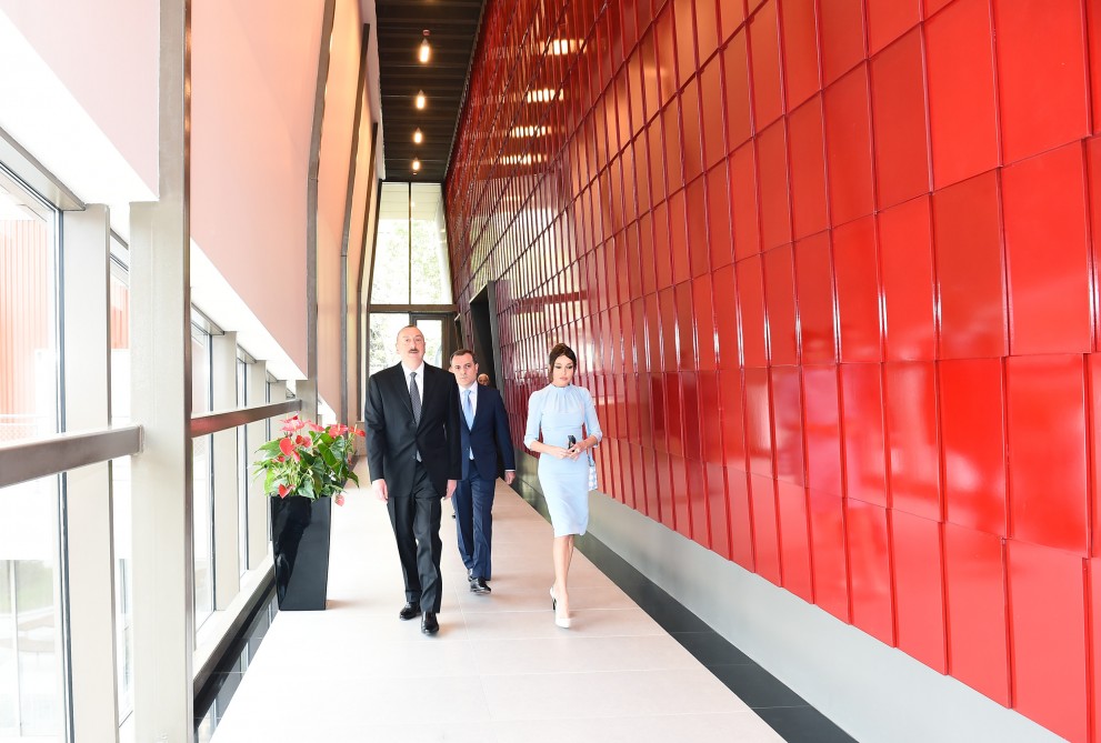 İlham Əliyev və xanımı Təhsil Kompleksin AÇILIŞINDA - FOTOLAR