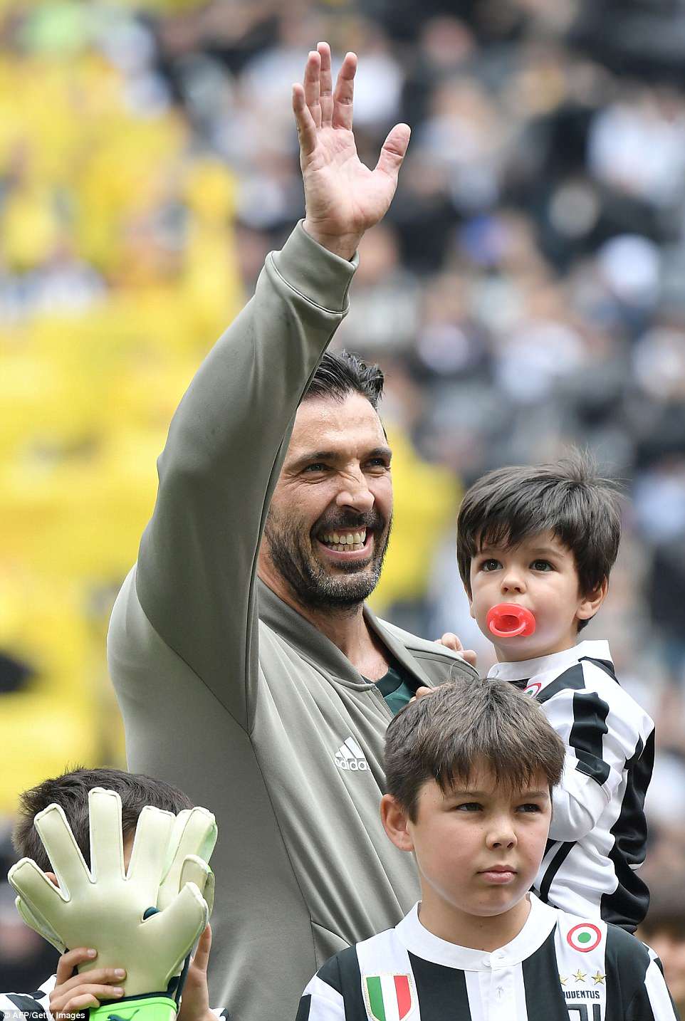 Canlı əfsanə alqışlarla yola salındı - FOTOLAR