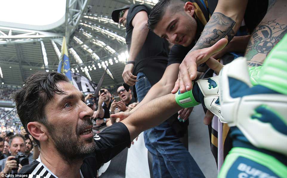 Canlı əfsanə alqışlarla yola salındı - FOTOLAR