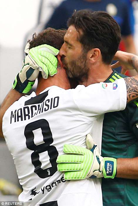 Canlı əfsanə alqışlarla yola salındı - FOTOLAR