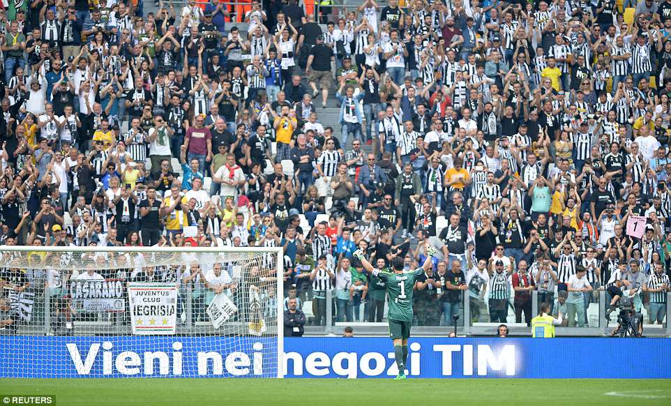 Canlı əfsanə alqışlarla yola salındı - FOTOLAR