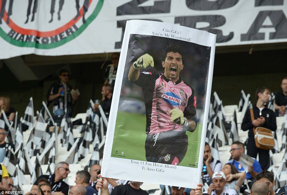 Canlı əfsanə alqışlarla yola salındı - FOTOLAR