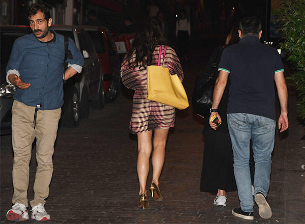 Məşhur serialın aktrisası geyimi ilə diqqət mərkəzində -  FOTO