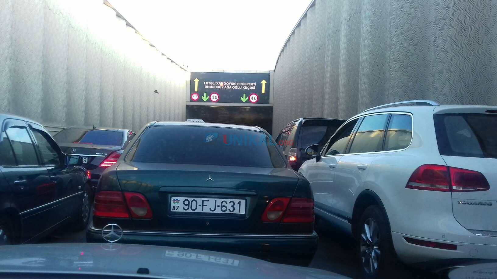 Bakıda tıxac: sərnişinlər  piyada gedirlər -FOTOLAR