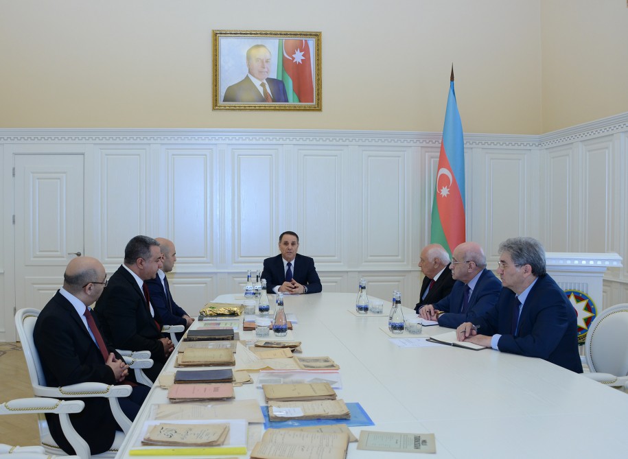 AXC Parlamentində asılan bayraq Novruz Məmmədova   təqdim olundu (FOTOLAR)
