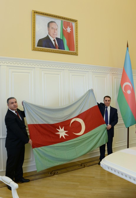 AXC Parlamentində asılan bayraq Novruz Məmmədova   təqdim olundu (FOTOLAR)