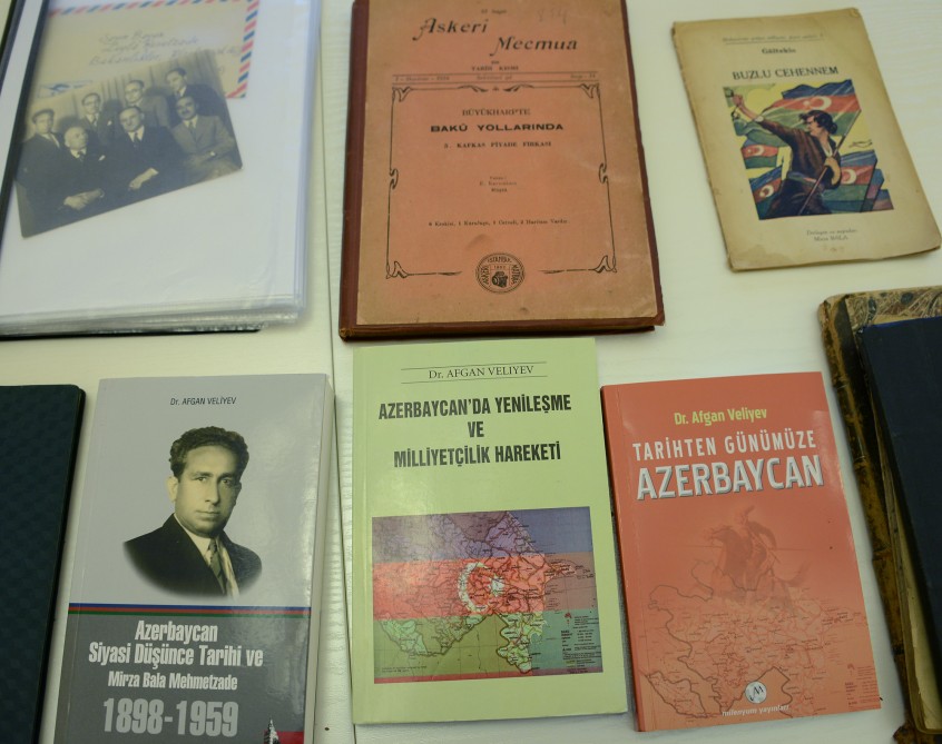 AXC Parlamentində asılan bayraq Novruz Məmmədova   təqdim olundu (FOTOLAR)