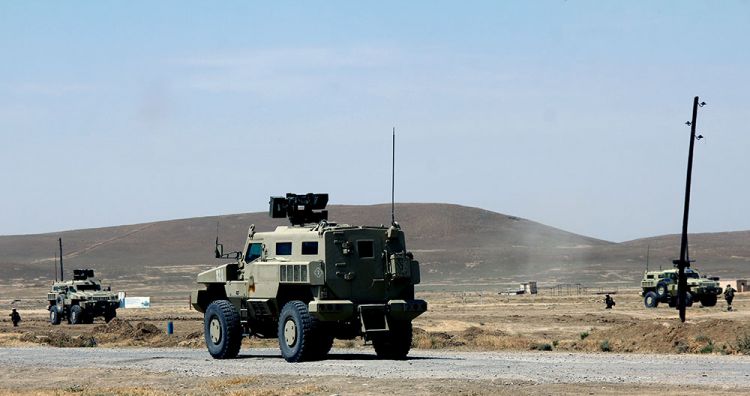 NATO-nun qərargah rəisi kəşfiyyat bölüyünün təlimini izlədi - FOTOLAR