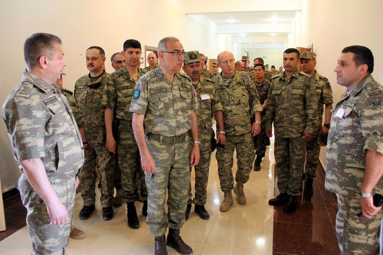 NATO-nun qərargah rəisi kəşfiyyat bölüyünün təlimini izlədi - FOTOLAR