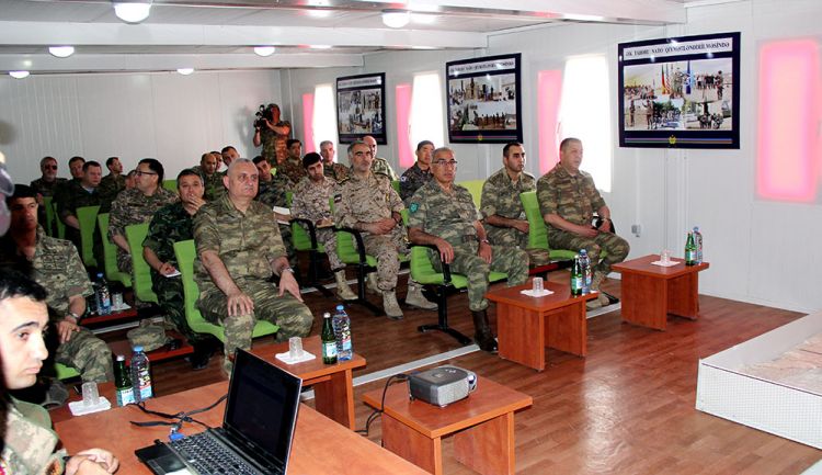 NATO-nun qərargah rəisi kəşfiyyat bölüyünün təlimini izlədi - FOTOLAR