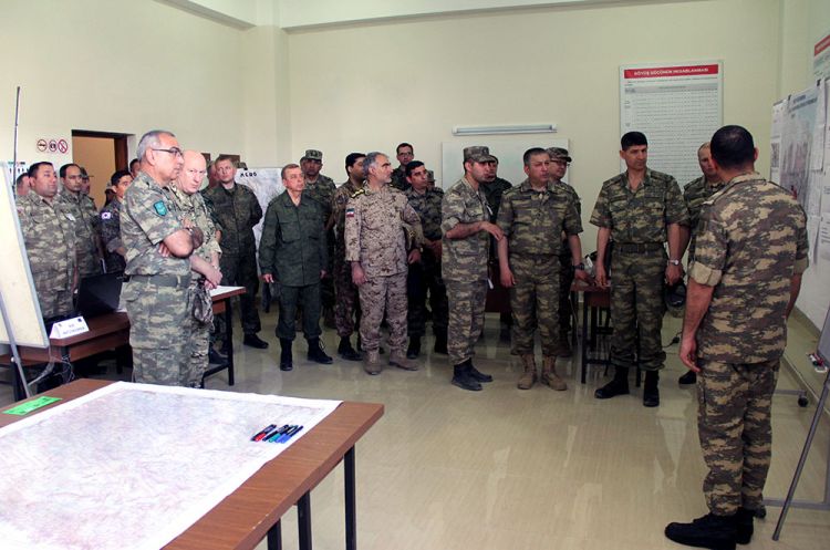 NATO-nun qərargah rəisi kəşfiyyat bölüyünün təlimini izlədi - FOTOLAR