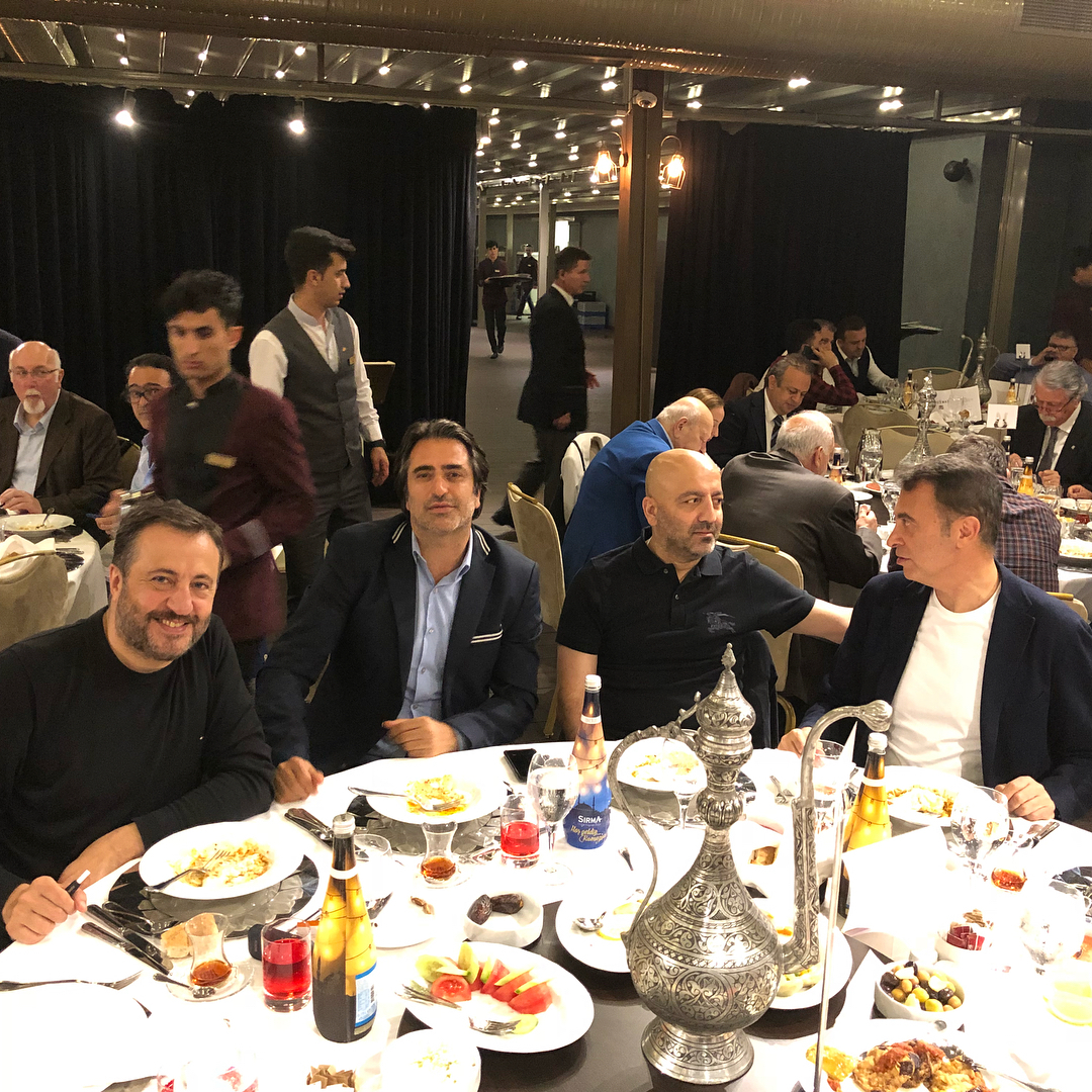 Azərbaycanlı iş adamı iftar süfrəsi açdı -  Məşhurlar axın etdi - FOTOLAR