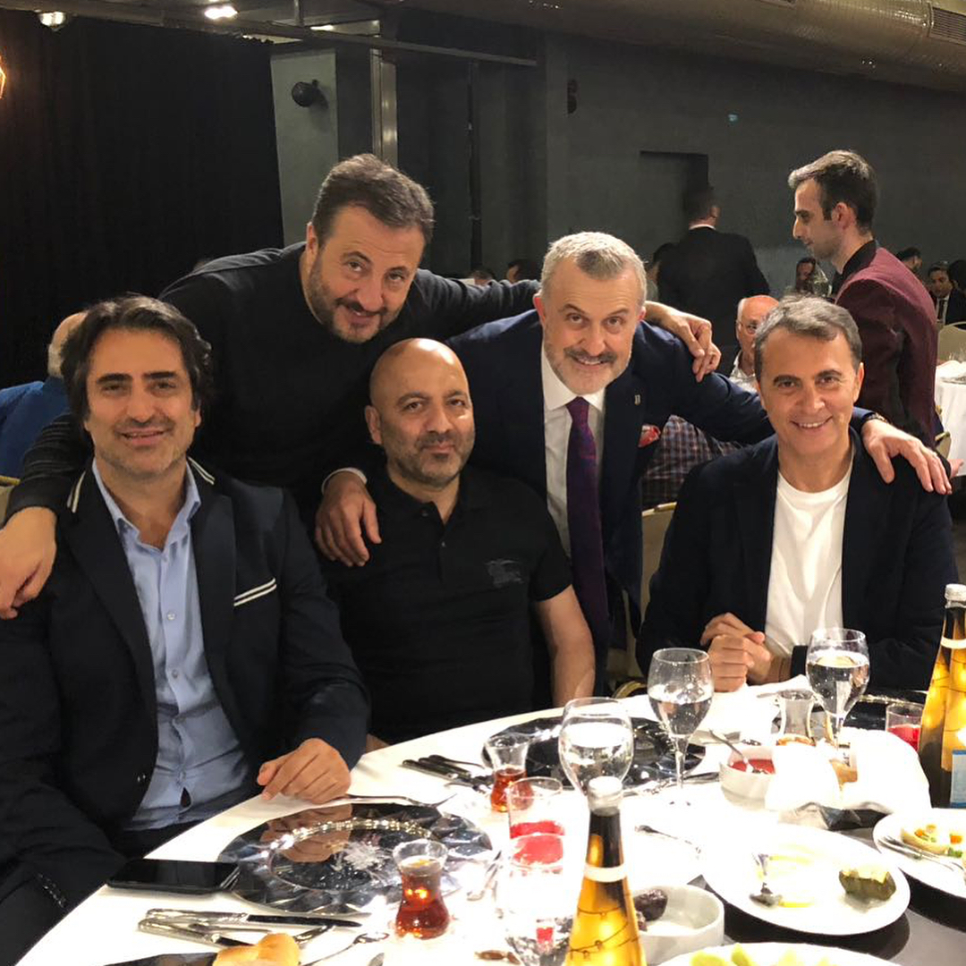 Azərbaycanlı iş adamı iftar süfrəsi açdı -  Məşhurlar axın etdi - FOTOLAR