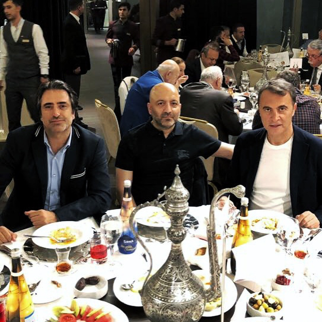 Azərbaycanlı iş adamı iftar süfrəsi açdı -  Məşhurlar axın etdi - FOTOLAR