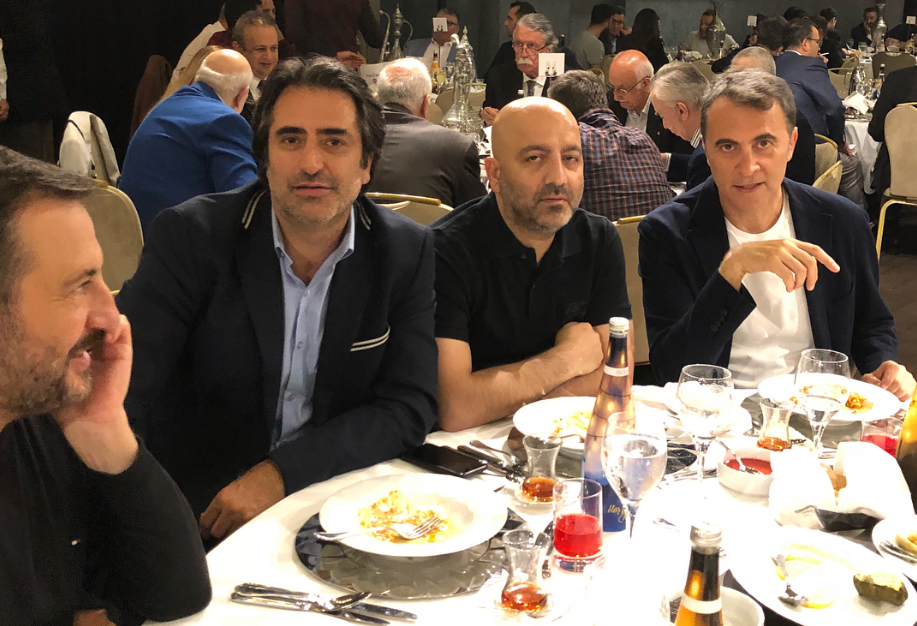 Azərbaycanlı iş adamı iftar süfrəsi açdı -  Məşhurlar axın etdi - FOTOLAR
