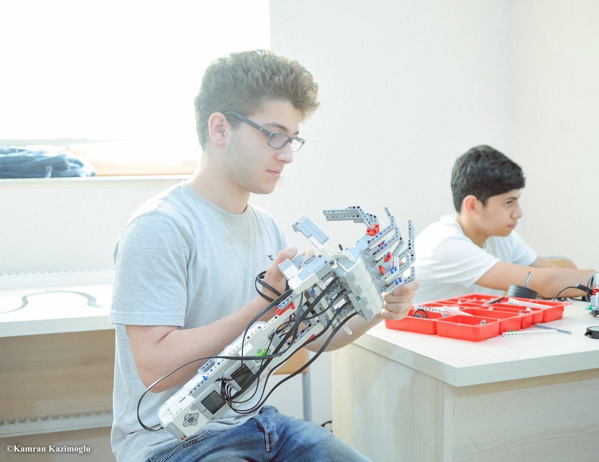 Qərbi Kaspi Universitetində robotlar yarışıb -  Fotolar