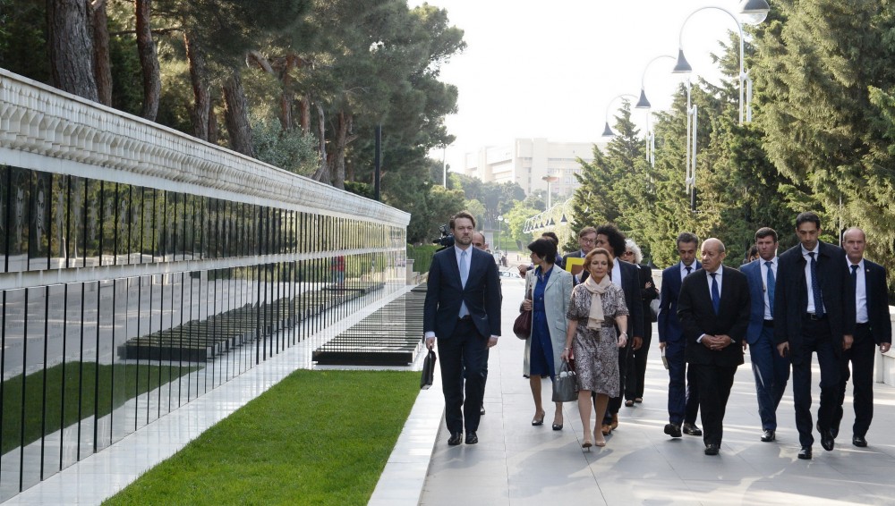  Fransalı nazir Şəhidlər Xiyabanında  - FOTO