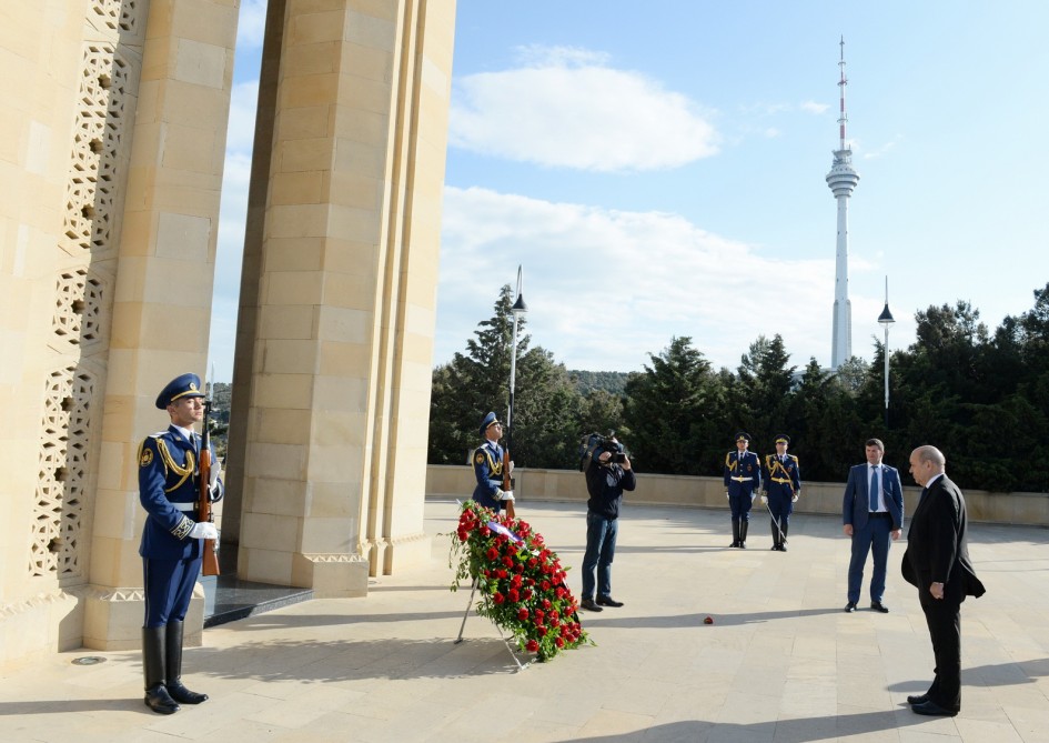 Fransalı nazir Şəhidlər Xiyabanında  - FOTO