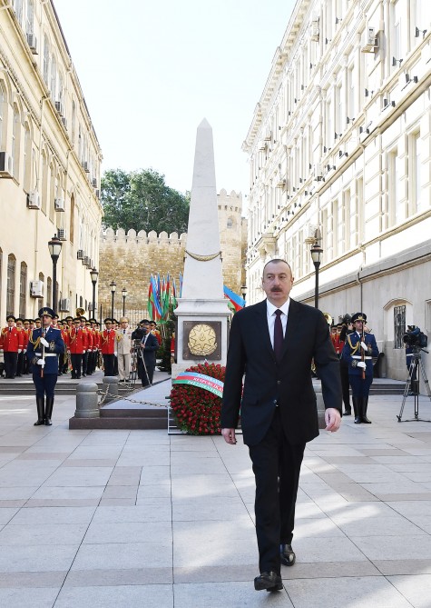 İlham Əliyev Cümhuriyyət abidəsini    ziyarət etdi - FOTOLAR