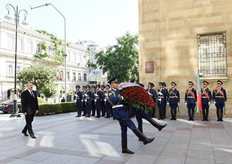 İlham Əliyev Cümhuriyyət abidəsini    ziyarət etdi - FOTOLAR