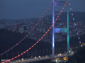 Məşhur asma körpüsü Azərbaycan bayrağının rəngləri ilə işıqlanıb -  FOTO