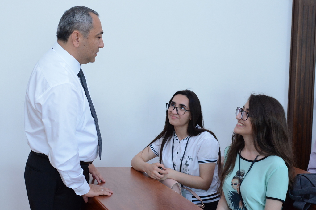 700 bal toplayan abituriyent:   UNEC uğrunda rəqabət güclüdür (FOTO)