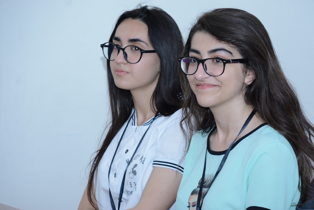 700 bal toplayan abituriyent:   UNEC uğrunda rəqabət güclüdür (FOTO)