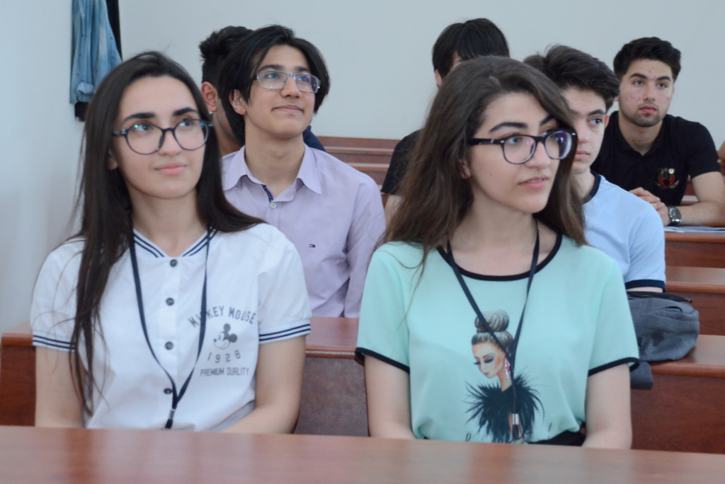 700 bal toplayan abituriyent:   UNEC uğrunda rəqabət güclüdür (FOTO)
