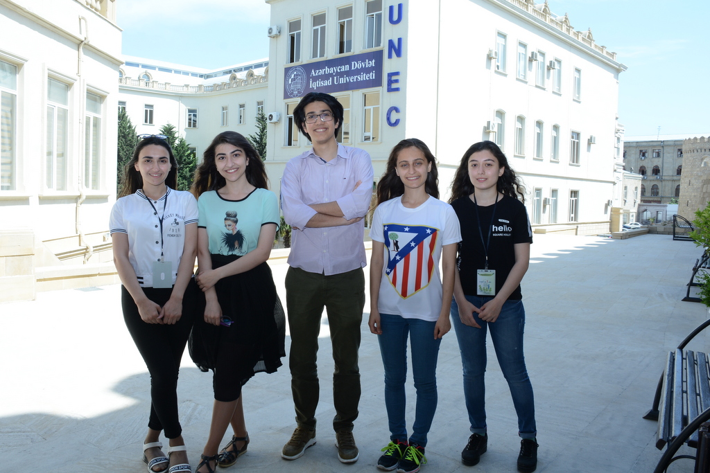 700 bal toplayan abituriyent:   UNEC uğrunda rəqabət güclüdür (FOTO)