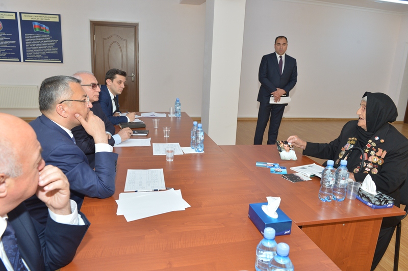 Rövşən Rzayev 200 nəfərə yaxın məcburi köçkünü qəbul edib - FOTO