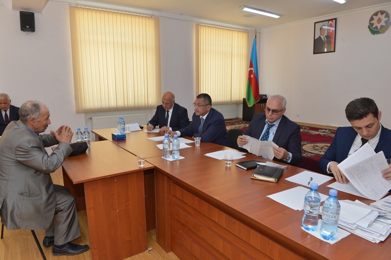 Rövşən Rzayev 200 nəfərə yaxın məcburi köçkünü qəbul edib - FOTO